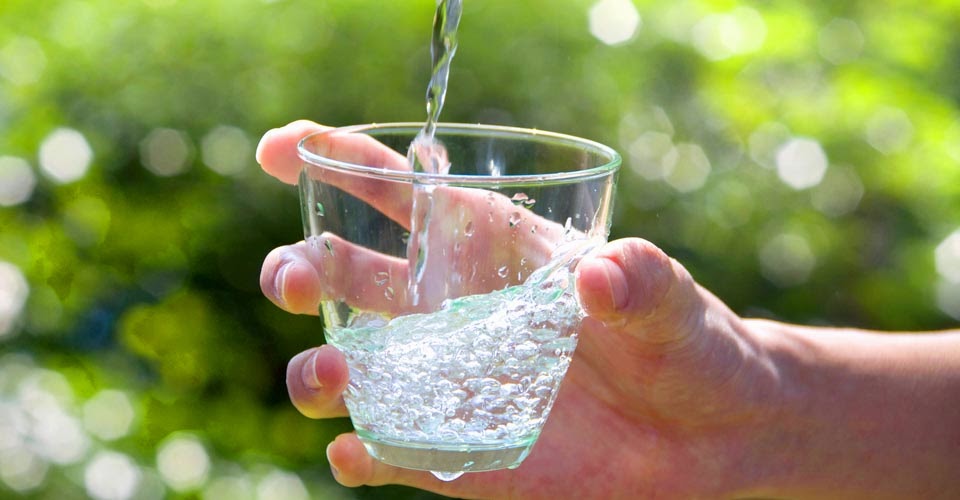 Ha így iszod a vizet, rengeteg betegséget orvosolhatsz: köztük a rákot és a magas vérnyomást!