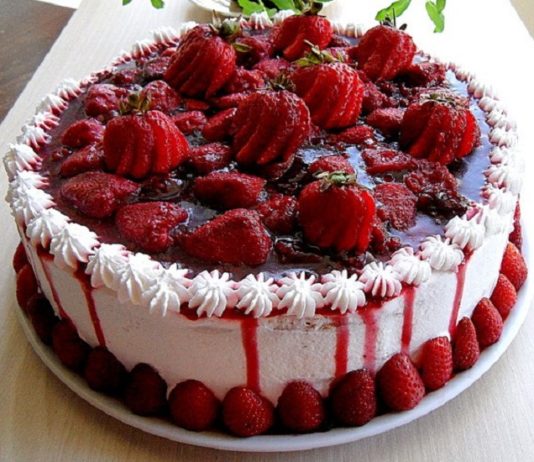 Málnakrémtorta, könnyed tejszínhabos krémmel! Fenséges finomság!