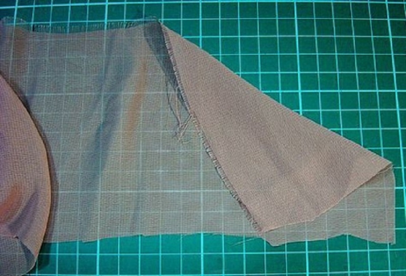 vagott-egy-darabot-egy-regi-bluzbol-es-elkeszitette-a-vilag-legkaprazatosabb-kiegeszitojet1