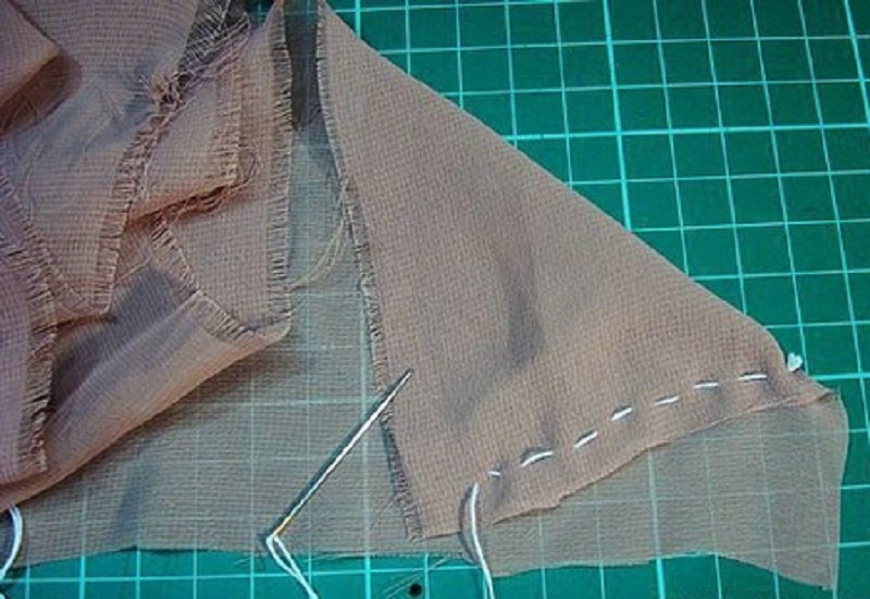 vagott-egy-darabot-egy-regi-bluzbol-es-elkeszitette-a-vilag-legkaprazatosabb-kiegeszitojet2