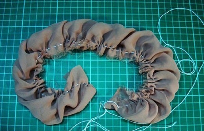 vagott-egy-darabot-egy-regi-bluzbol-es-elkeszitette-a-vilag-legkaprazatosabb-kiegeszitojet5